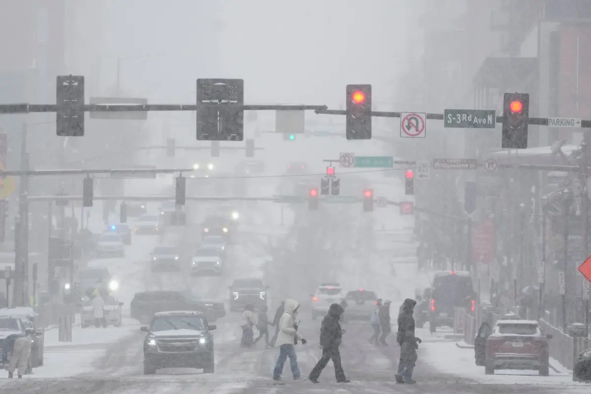 Fussgaenger-ueberqueren-die-Strasse-am-Broadway-waehrend-eines-Wintersturms-in-Nashville