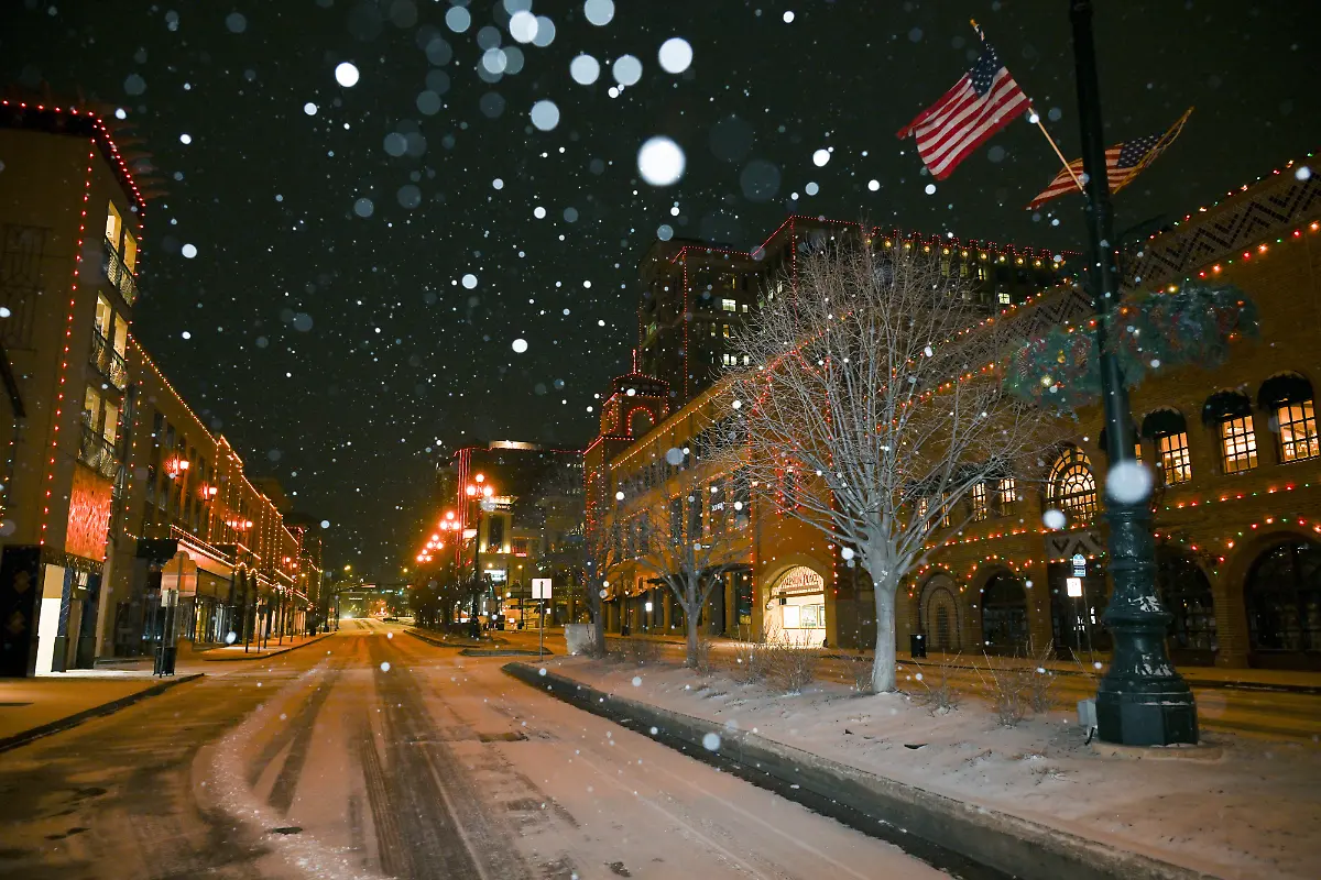 Snow-falls-during-a-winter-storm-in-Kansas-City-Missouri-US-on-Saturday-Jan-24-2026-Snow-and-dangerously-bitter-cold-are-spreading-from-the-Rocky-Mountains-to-the-Great-Lakes-as-a-massive-storm-pushes-toward-the-US-Northeast-disrupting-travel-and-threatening-power-outages-for-much-of-the-nation