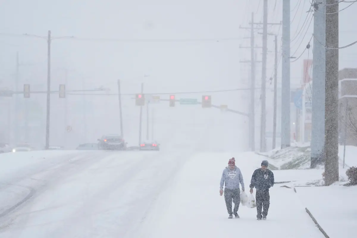 People-walk-through-the-snow-during-a-winter-storm-Saturday-Jan-24-2026-in-Nashville-Tenn
