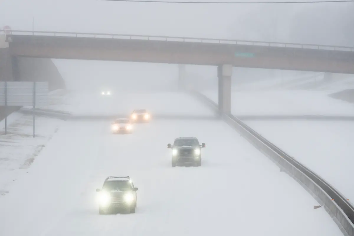 LITTLE-ROCK-ARKANSAS-JANUARY-24-Cars-drive-in-the-snow-on-Interstate-630-on-January-24-2026-in-Little-Rock-Arkansas-A-massive-winter-storm-is-bringing-frigid-temperatures-ice-and-snow-to-nearly-200-million-Americans