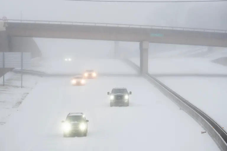 LITTLE-ROCK-ARKANSAS-JANUARY-24-Cars-drive-in-the-snow-on-Interstate-630-on-January-24-2026-in-Little-Rock-Arkansas-A-massive-winter-storm-is-bringing-frigid-temperatures-ice-and-snow-to-nearly-200-million-Americans