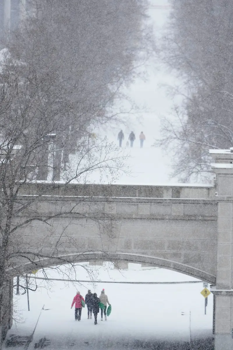 People-walk-through-snow-during-a-winter-storm-Saturday-Jan-24-2026-in-Nashville-Tenn