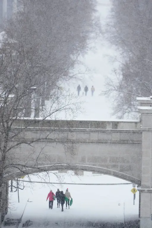 People-walk-through-snow-during-a-winter-storm-Saturday-Jan-24-2026-in-Nashville-Tenn