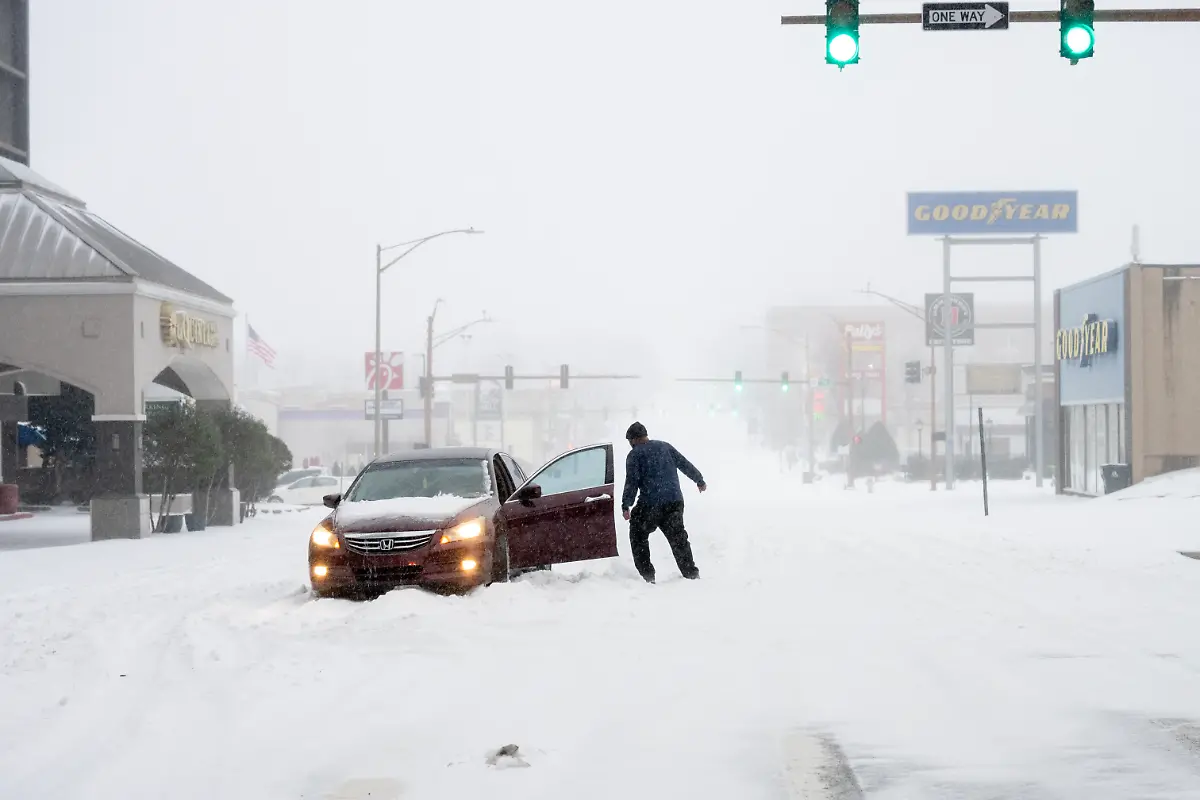 LITTLE-ROCK-ARKANSAS-JANUARY-24-A-person-s-car-is-stuck-in-the-snow-on-January-24-2026-in-Little-Rock-Arkansas-A-massive-winter-storm-is-bringing-frigid-temperatures-ice-and-snow-to-nearly-200-million-Americans