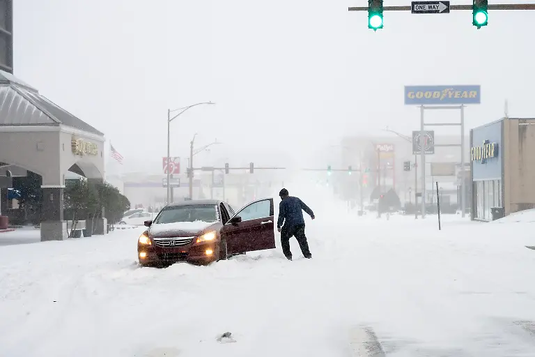 LITTLE-ROCK-ARKANSAS-JANUARY-24-A-person-s-car-is-stuck-in-the-snow-on-January-24-2026-in-Little-Rock-Arkansas-A-massive-winter-storm-is-bringing-frigid-temperatures-ice-and-snow-to-nearly-200-million-Americans