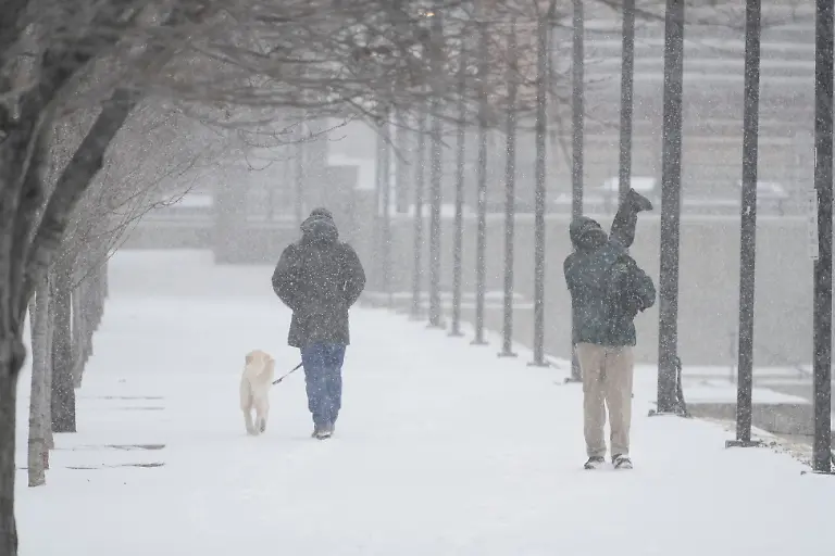 People-walk-through-the-snow-during-a-winter-storm-Saturday-Jan-24-2026-in-Nashville-Tenn