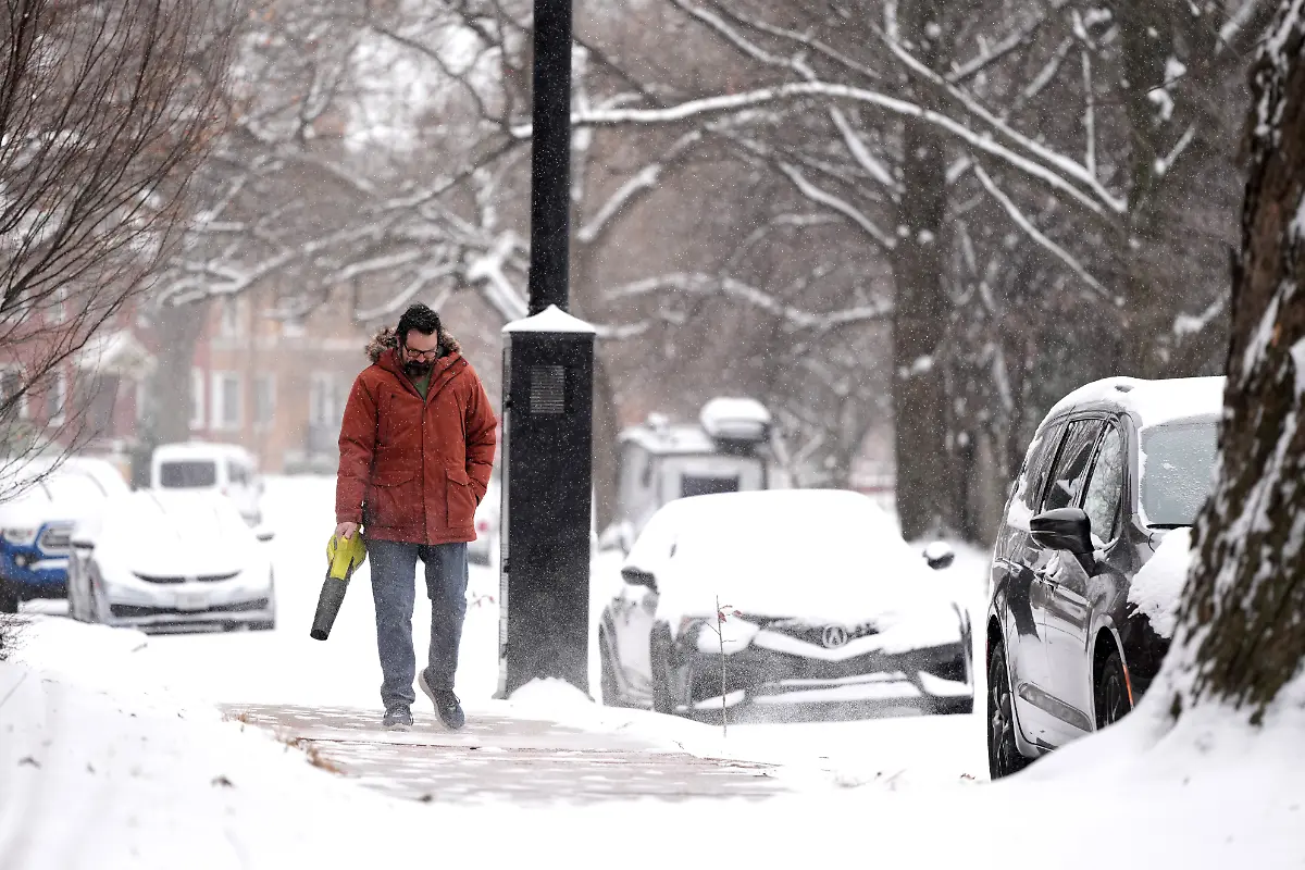 Christopher-Stevens-uses-a-leaf-blower-to-clear-snow-from-a-sidewalk-during-a-winter-storm-Saturday-Jan-24-2026-in-St-Louis