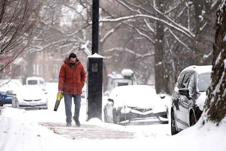 Christopher-Stevens-uses-a-leaf-blower-to-clear-snow-from-a-sidewalk-during-a-winter-storm-Saturday-Jan-24-2026-in-St-Louis