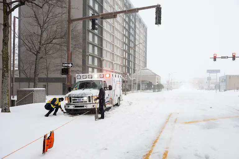 LITTLE-ROCK-ARKANSAS-JANUARY-24-Workers-prepare-to-winch-an-ambulance-stuck-in-the-snow-on-January-24-2026-in-Little-Rock-Arkansas-A-massive-winter-storm-is-bringing-frigid-temperatures-ice-and-snow-to-nearly-200-million-Americans