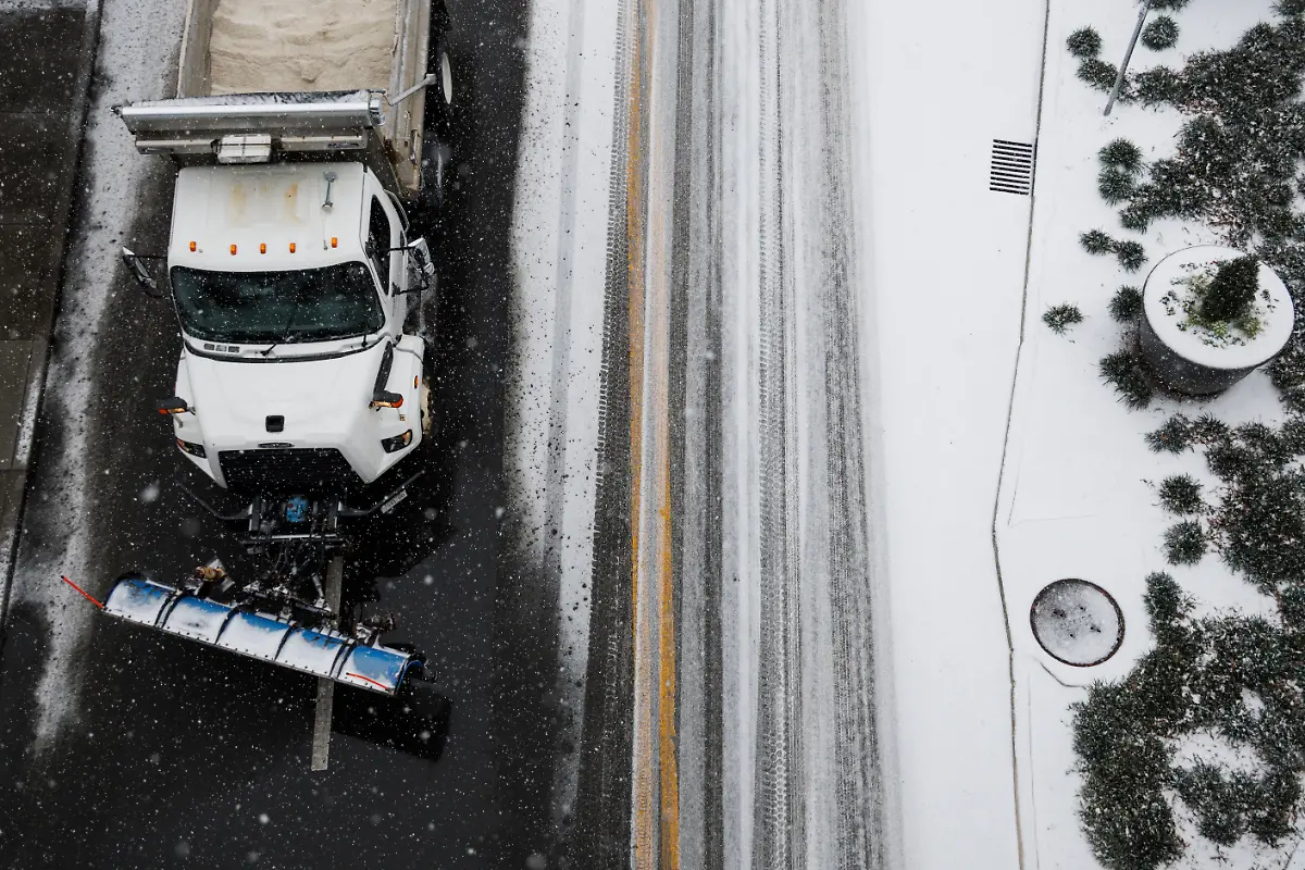 NASHVILLE-TENNESSEE-JANUARY-24-A-plow-truck-drives-down-First-Avenue-as-snow-falls-in-the-lower-Broadway-area-on-January-24-2026-in-Nashville-Tennessee-A-massive-winter-storm-is-bringing-frigid-temperatures-ice-and-snow-to-millions-of-Americans-across-the-nation