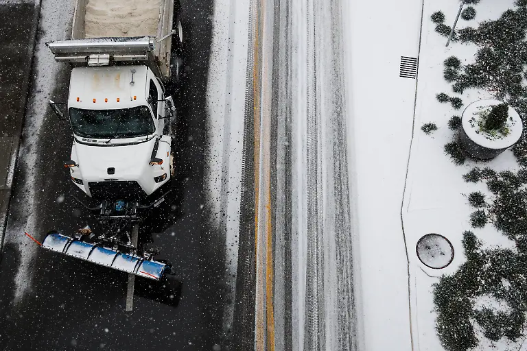 NASHVILLE-TENNESSEE-JANUARY-24-A-plow-truck-drives-down-First-Avenue-as-snow-falls-in-the-lower-Broadway-area-on-January-24-2026-in-Nashville-Tennessee-A-massive-winter-storm-is-bringing-frigid-temperatures-ice-and-snow-to-millions-of-Americans-across-the-nation