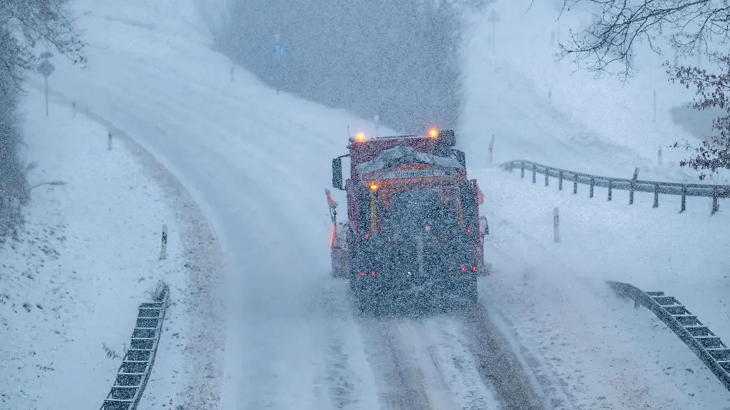 Der-Deutsche-Wetterdienst-erwartet-fuer-den-Sonntag-Neuschnee-in-Bayern