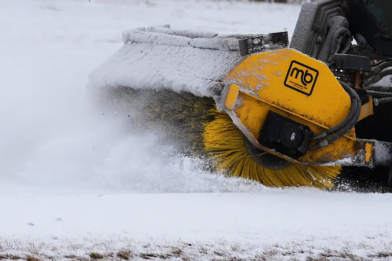 A-plow-clears-snow-from-a-snow-covered-sidewalk-during-a-cold-day-in-Lake-Forest-Ill-Wednesday-Jan-21-2026-AP-Photo-Nam-Y
