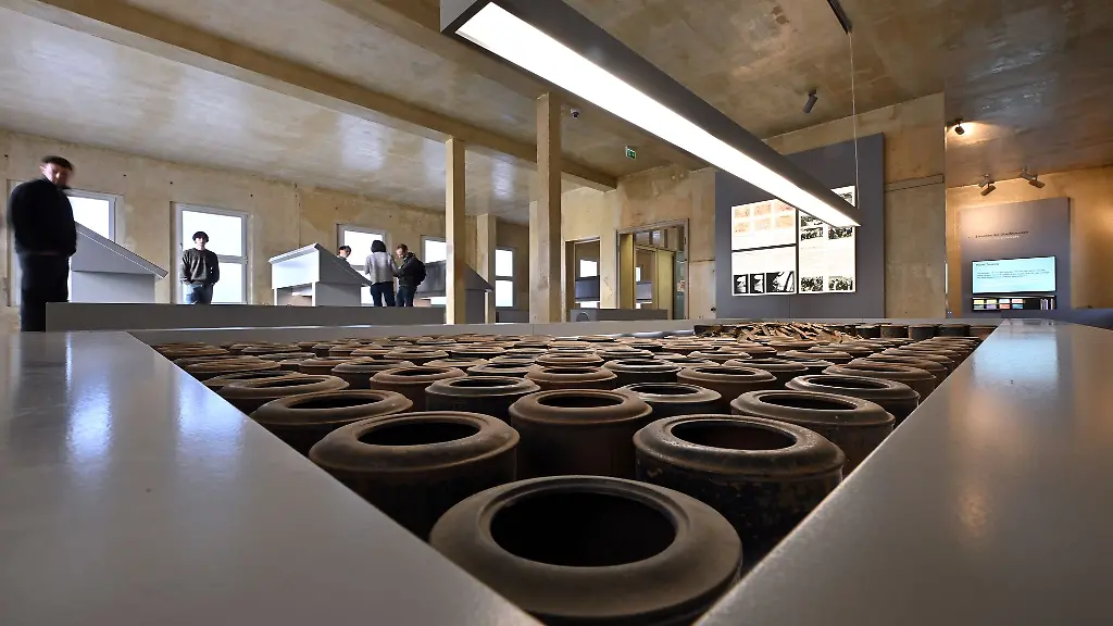 Neu-ist-in-der-Ausstellung-etwa-die-Videoinstallation-Stimmen-der-Ueberlebenden-mit-Berichten-von-acht-Auschwitzueberlebenden