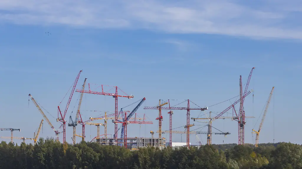 Der-taiwanische-Chiphersteller-TSMC-baut-gemeinsam-mit-Bosch-Infineon-und-NXP-eine-neue-Chipfabrik-ESMC-in-Dresden-Der-Standort-ist-neben-dem-ebenfalls-neuen-Standort-von-Bosch-im-Dresdner-Norden-Zum-ersten-Spatenstich-am-20-August-wird-auch-der-Geschaeftsfuehrer-des-Chipherstellers-in-Dresden-erwartet-Die-Eroeffnung-des-Werks-ist-fuer-2027-angepeilt