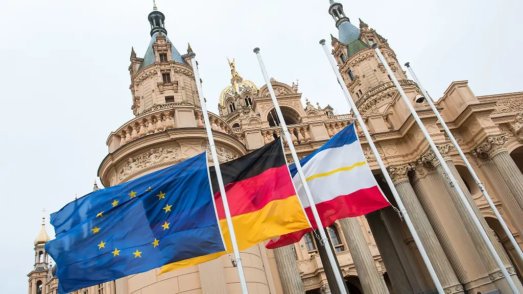 Am-Gedenktag-fuer-die-Opfer-des-Nationalsozialismus-27-Januar-wird-auch-in-Mecklenburg-Vorpommern-landesweit-an-oeffentlichen-Gebaeuden-halbmast-beflaggt-Archivbild