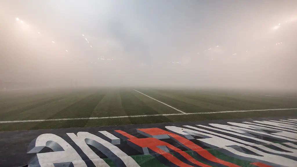 Fussball-2-Bundesliga-1-FC-Magdeburg-Dynamo-Dresden-19-Spieltag-Avnet-Arena-Fans-von-Dynamo-Dresden-zuenden-Pyrotechnik-wodurch-das-Spiel-unterbrochen-wird-Im-Vordergrund-liegt-eine-Plane