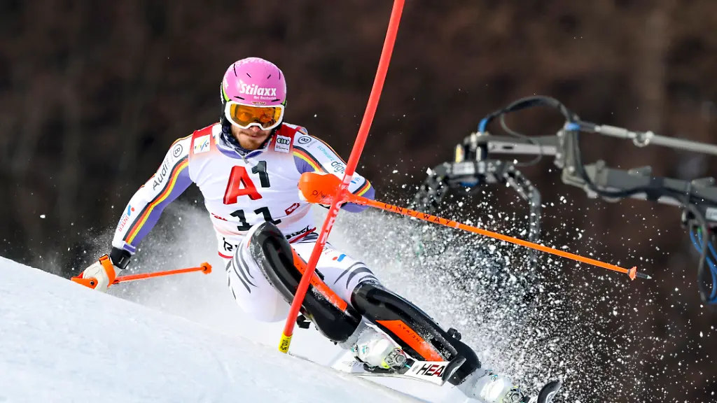 ALPINE-SKIING-FIS-WC-Kitzbuehel-KITZBUEHEL-AUSTRIA-25-JAN-26-ALPINE-SKIING-FIS-World-Cup-Hahnenkamm-race-slalom-men-Image-shows-Linus-Strasser-GER