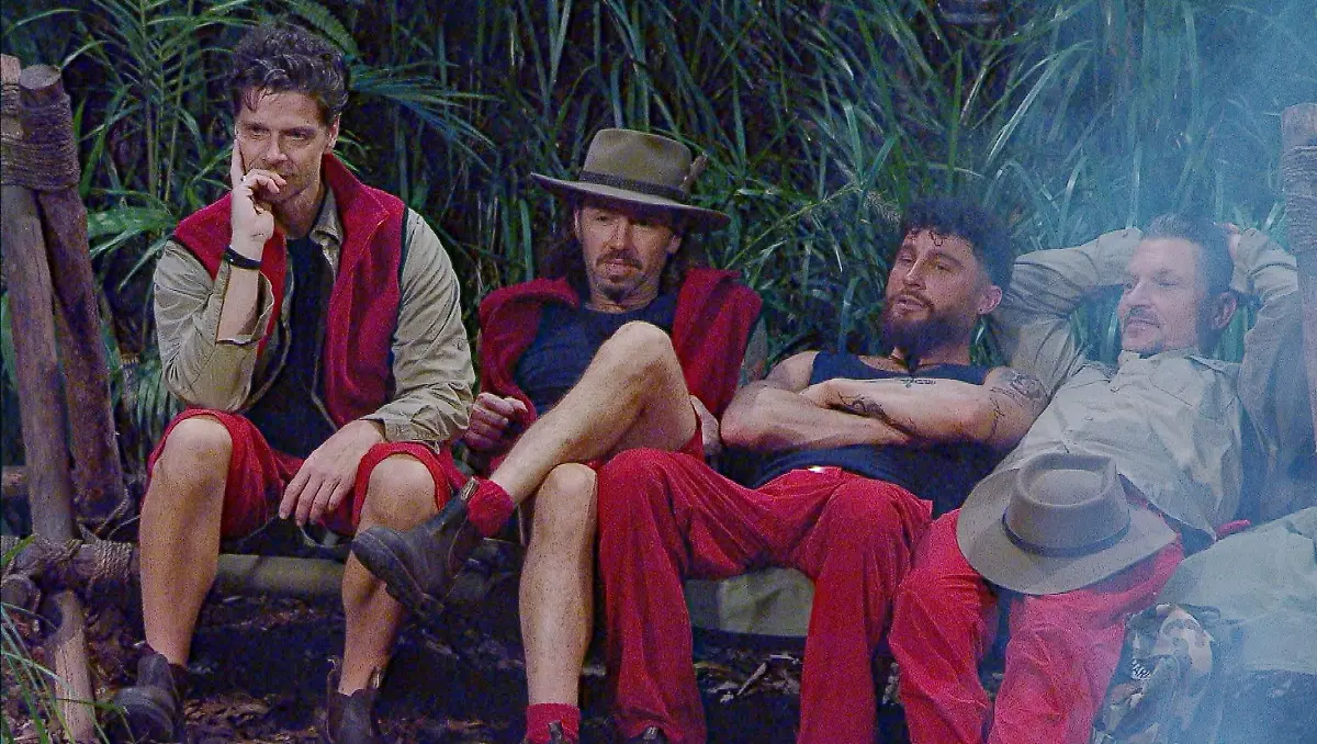 ACHTUNG-SPERRFRIST-FUeR-ALLE-MEDIEN-BIS-ZUM-SHOWENDE-SONNTAG-25-JANUAR-2026-20-55-UHR-Die-Kissenbombe-platzt-Eva-bekommt-von-Samira-den-Text-auf-ihrem-bedruckten-Kissen-vorgelesen-V-l-Stephen-Duerr-Gil-Ofarim-Umut-Tekin-und-Hardy-Krueger-lauschen-Die-Verwendung-des-sendungsbezogenen-Materials-ist-nur-mit-dem-Hinweis-und-Verlinkung-auf-RTL-gestattet