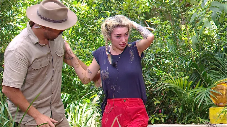 ACHTUNG-SPERRFRIST-FUeR-ALLE-MEDIEN-BIS-ZUM-SHOWENDE-SONNTAG-25-JANUAR-2026-20-55-UHR-Ariel-hat-die-Dschungelpruefung-Wo-Kabel-Test-abgebrochen-Ein-Ranger-hilft-ihr-und-entfernt-die-Tiere-aus-ihren-Haaren-und-von-den-Fuessen-doch-Ariel-ist-voellig-aufgeloest-und-findet-kaum-wieder-Fassung-Die-Verwendung-des-sendungsbezogenen-Materials-ist-nur-mit-dem-Hinweis-und-Verlinkung-auf-RTL-gestattet