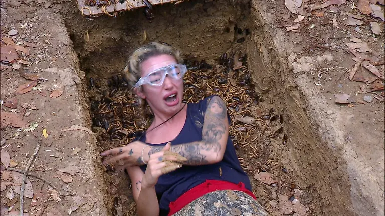 ACHTUNG-SPERRFRIST-FUeR-ALLE-MEDIEN-BIS-ZUM-SHOWENDE-SONNTAG-25-JANUAR-2026-20-55-UHR-Ariel-stellt-sich-als-freiwillige-Helferin-der-Dschungelpruefung-Wo-Kabel-Test-und-wird-dabei-zum-ungluecklichsten-Bauarbeiter-des-Camps-Die-Verwendung-des-sendungsbezogenen-Materials-ist-nur-mit-dem-Hinweis-und-Verlinkung-auf-RTL-gestattet