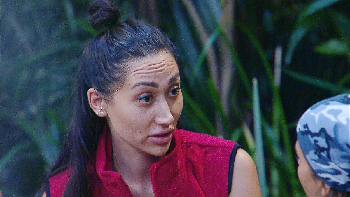 ACHTUNG-SPERRFRIST-FUeR-ALLE-MEDIEN-BIS-ZUM-SHOWENDE-SONNTAG-25-JANUAR-2026-20-55-UHR-Die-Kissenbombe-platzt-Eva-bekommt-von-Samira-Yavuz-den-Text-auf-ihrem-bedruckten-Kissen-vorgelesen-Samira-ist-so-richtig-in-Rage-Du-hast-ihm-die-offenen-Beine-angeboten-und-fuer-mich-gibt-es-danach-dann-die-offenen-Ohren-Die-Verwendung-des-sendungsbezogenen-Materials-ist-nur-mit-dem-Hinweis-und-Verlinkung-auf-RTL-gestattet