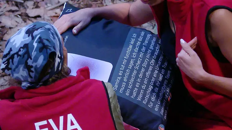 ACHTUNG-SPERRFRIST-FUeR-ALLE-MEDIEN-BIS-ZUM-SHOWENDE-SONNTAG-25-JANUAR-2026-20-55-UHR-Die-Kissenbombe-platzt-Eva-bekommt-von-Samira-den-Text-auf-ihrem-bedruckten-Kissen-vorgelesen-Samira-ist-so-richtig-in-Rage-Du-hast-ihm-die-offenen-Beine-angeboten-und-fuer-mich-gibt-es-danach-dann-die-offenen-Ohren-Die-Verwendung-des-sendungsbezogenen-Materials-ist-nur-mit-dem-Hinweis-und-Verlinkung-auf-RTL-gestattet