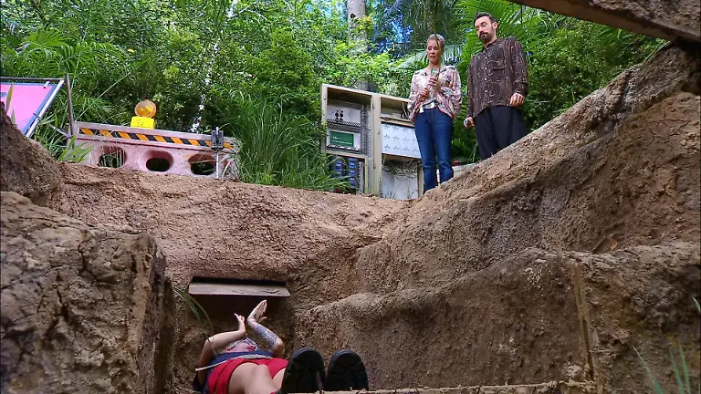 ACHTUNG-SPERRFRIST-FUeR-ALLE-MEDIEN-BIS-ZUM-SHOWENDE-SONNTAG-25-JANUAR-2026-20-55-UHR-Ariel-stellt-sich-als-freiwillige-Helferin-der-Dschungelpruefung-Wo-Kabel-Test-Sonja-Zietlow-und-Jan-Koeppen-versuchen-ihr-Mut-zuzusprechen-Die-Verwendung-des-sendungsbezogenen-Materials-ist-nur-mit-dem-Hinweis-und-Verlinkung-auf-RTL-gestattet