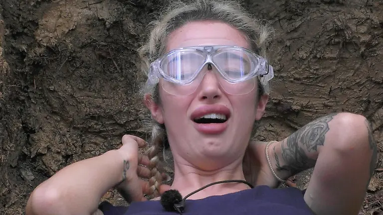 ACHTUNG-SPERRFRIST-FUeR-ALLE-MEDIEN-BIS-ZUM-SHOWENDE-SONNTAG-25-JANUAR-2026-20-55-UHR-Ariel-stellt-sich-als-freiwillige-Helferin-der-Dschungelpruefung-Wo-Kabel-Test-und-wird-dabei-zum-ungluecklichsten-Bauarbeiter-des-Camps-Die-Verwendung-des-sendungsbezogenen-Materials-ist-nur-mit-dem-Hinweis-und-Verlinkung-auf-RTL-gestattet