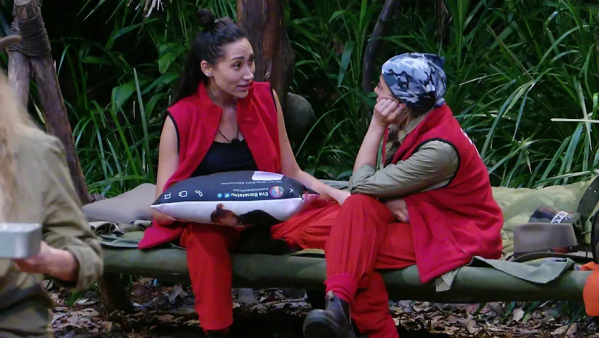 ACHTUNG-SPERRFRIST-FUeR-ALLE-MEDIEN-BIS-ZUM-SHOWENDE-SONNTAG-25-JANUAR-2026-20-55-UHR-Die-Kissenbombe-platzt-Eva-Benetatou-r-bekommt-von-Samira-Yavuz-den-Text-auf-ihrem-bedruckten-Kissen-vorgelesen-Samira-ist-so-richtig-in-Rage-Du-hast-ihm-die-offenen-Beine-angeboten-und-fuer-mich-gibt-es-danach-dann-die-offenen-Ohren-Die-Verwendung-des-sendungsbezogenen-Materials-ist-nur-mit-dem-Hinweis-und-Verlinkung-auf-RTL-gestattet