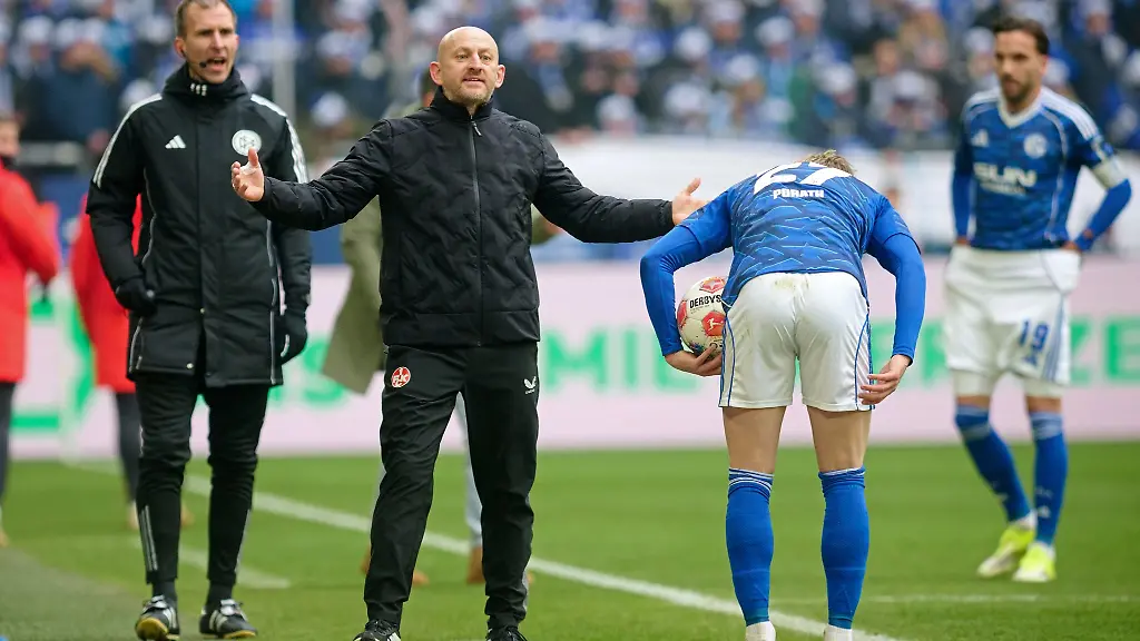Kaiserslauterns-Coach-Torsten-Lieberknecht-haderte-nach-dem-2-2-auf-Schalke