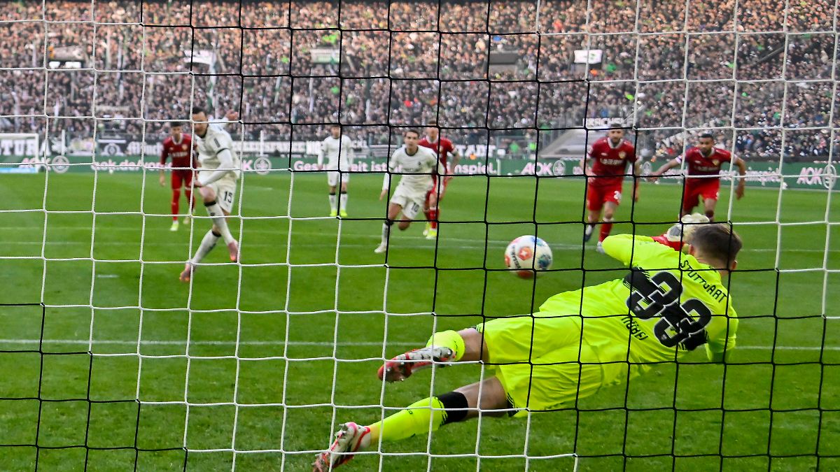 Herbe-Pleite-gegen-Stuttgart-Gladbach-Fans-fl-chten-entnervt-und-w-tend-aus-dem-Stadion