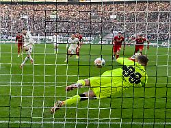 Herbe Pleite gegen Stuttgart: Gladbach-Fans flüchten entnervt und wütend aus dem Stadion