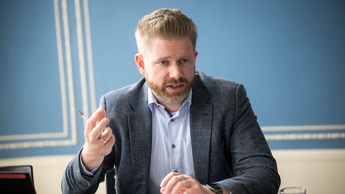 Haus-mit-Farbe-beworfen-Polizei-pr-ft-Bekennerschreiben-nach-Farbanschlag-auf-Verfassungsschutzchef