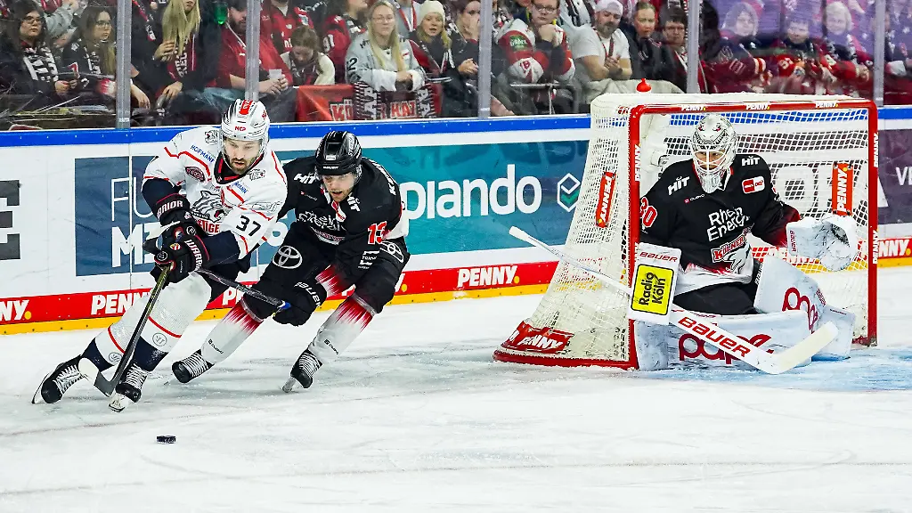 Eishockey-Penny-DEL-43-Spieltag-Koelner-Haie-Nuernberg-Ice-Tigers-am-25-01-2026-in-der-Lanxess-Arena-in-Koeln-Tyler-Spezia-Nuernberg-links-Valtteri-Kemilaeinen-Koeln-mitte-Janne-Juvonen-Koeln-rechts-Gemaess-den-Vorgaben-der-DEL-Deutsche-Eishockey-Liga-ist-die-Publikation-und-Weiterverwertung-der-Aufnahmen-in-elektronischen-Medien-und-Endgeraeten-aller-Art-waehrend-des-laufenden-Spiels-nicht-zulaessig