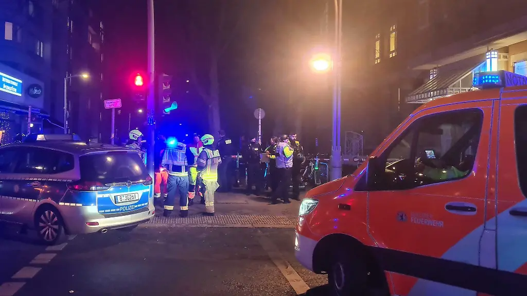 In-einer-Wohnung-in-der-Wichmannstrasse-sind-am-Sonntagabend-mehrere-Menschen-durch-Schuesse-verletzt-worden