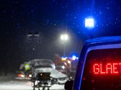 Bayern: Ehepaar bei Unfall auf schneeglatter Straße schwer verletzt