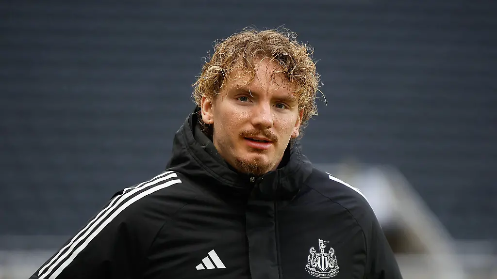 Newcastle-United-v-Aston-Villa-Premier-League-Nick-Woltemade-of-Newcastle-United-arrives-for-todays-game-during-the-Premier-League-match-between-Newcastle-United-and-Aston-Villa-at-St-James-s-Park-Newcastle-UK-on-25-January-2026-Newcastle-St-James-s-Park-Tyne-and-Wear-UK-Editorial-use-only-DataCo-restrictions-apply-See-www-football-dataco