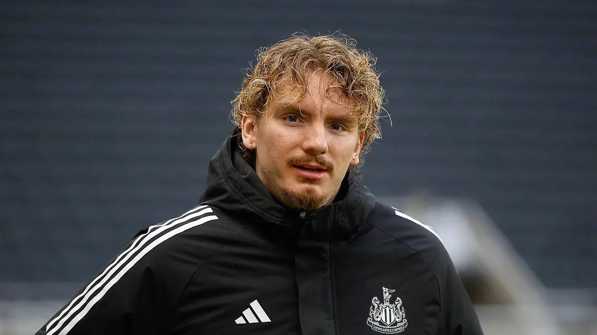 Newcastle-United-v-Aston-Villa-Premier-League-Nick-Woltemade-of-Newcastle-United-arrives-for-todays-game-during-the-Premier-League-match-between-Newcastle-United-and-Aston-Villa-at-St-James-s-Park-Newcastle-UK-on-25-January-2026-Newcastle-St-James-s-Park-Tyne-and-Wear-UK-Editorial-use-only-DataCo-restrictions-apply-See-www-football-dataco