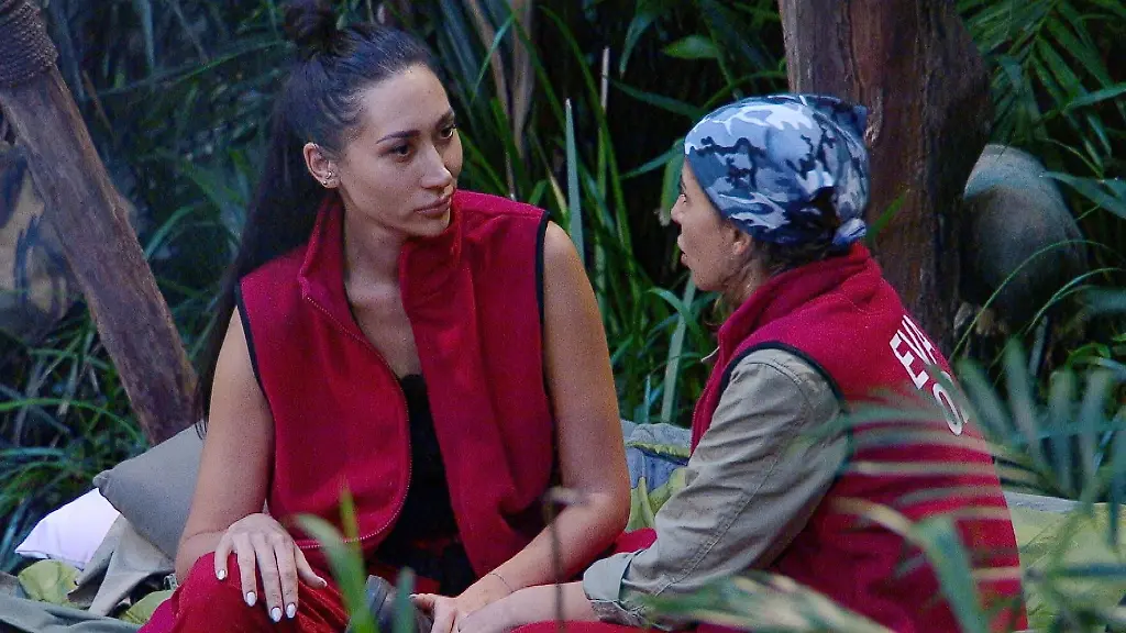 ACHTUNG-SPERRFRIST-FUeR-ALLE-MEDIEN-BIS-ZUM-SHOWENDE-SONNTAG-25-JANUAR-2026-20-55-UHR-Die-Kissenbombe-platzt-Eva-Benetatou-r-bekommt-von-Samira-Yavuz-den-Text-auf-ihrem-bedruckten-Kissen-vorgelesen-Samira-ist-so-richtig-in-Rage-Du-hast-ihm-die-offenen-Beine-angeboten-und-fuer-mich-gibt-es-danach-dann-die-offenen-Ohren-Die-Verwendung-des-sendungsbezogenen-Materials-ist-nur-mit-dem-Hinweis-und-Verlinkung-auf-RTL-gestattet