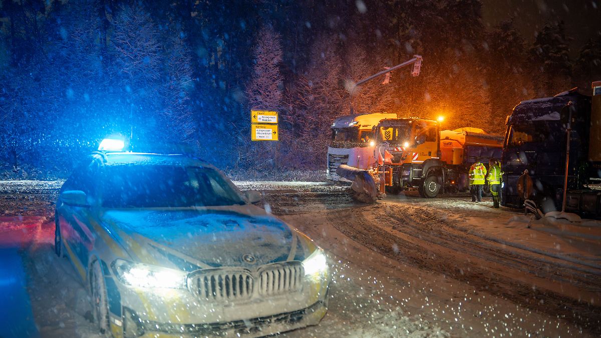 Lkw-stecken-auf-Autobahn-fest-Gl-tte-und-Schnee-behindern-Berufsverkehr