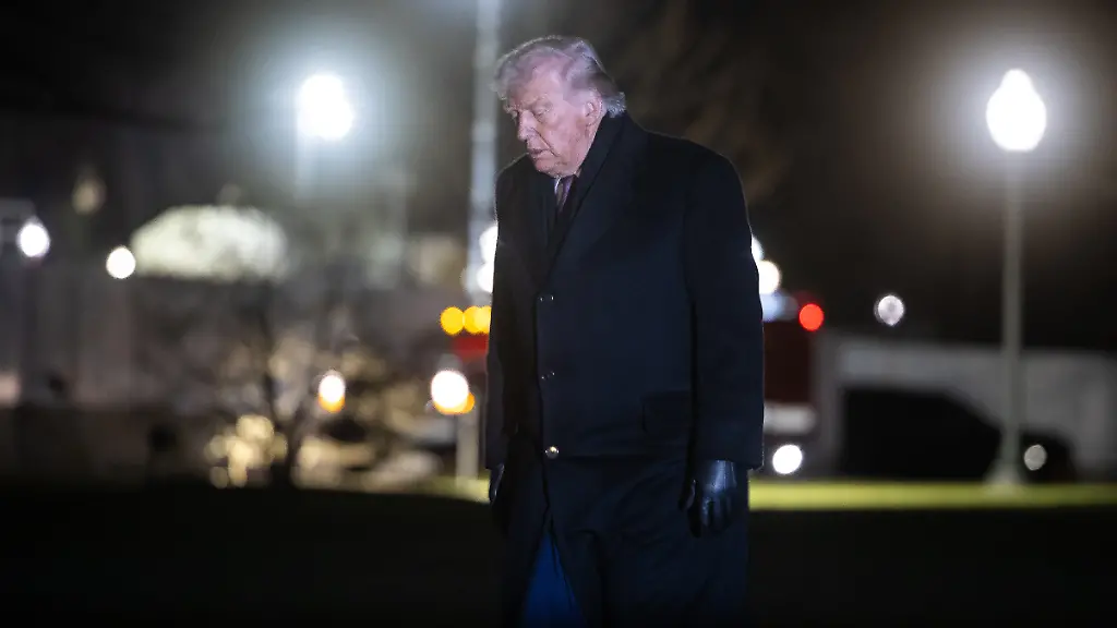 President-Donald-Trump-walks-on-the-South-Lawn-of-the-White-House-after-disembarking-from-Marine-One-Jan-22-2026