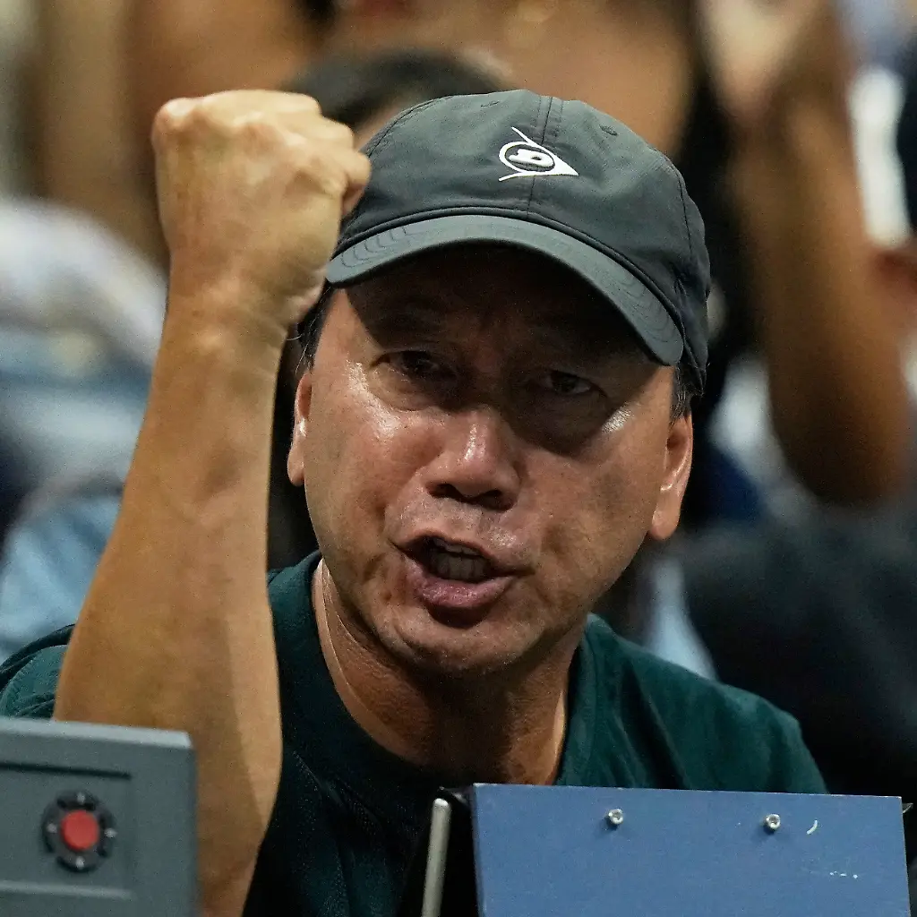 Michael-Chang-reacts-during-a-match-between-Learner-Tien-of-the-United-States-and-Novak-Djokovic-of-Serbia-in-the-first-round-of-the-U-S-Open-tennis-championships-Sunday-Aug-24-2025-in-New-York