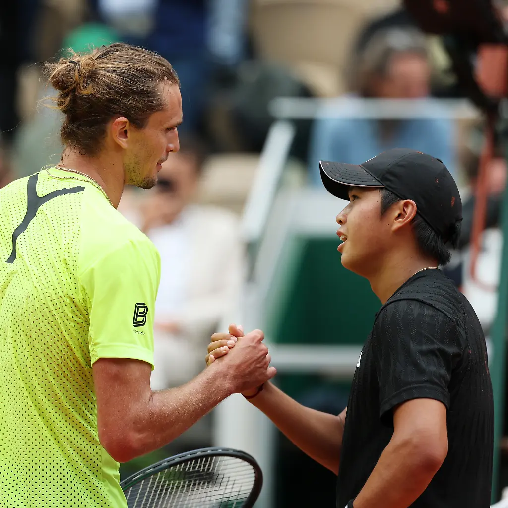 250527-PARIS-May-27-2025-Xinhua-Alexander-Zverev-L-greets-Learner-Tien-after-the-men-s-singles-first-round-match-between-Alexander-Zverev-of-Germany-and-Learner-Tien-of-the-United-States-at-the-French-Open-tennis-tournament-at-Roland-Garros-Paris-France-May-27-2025