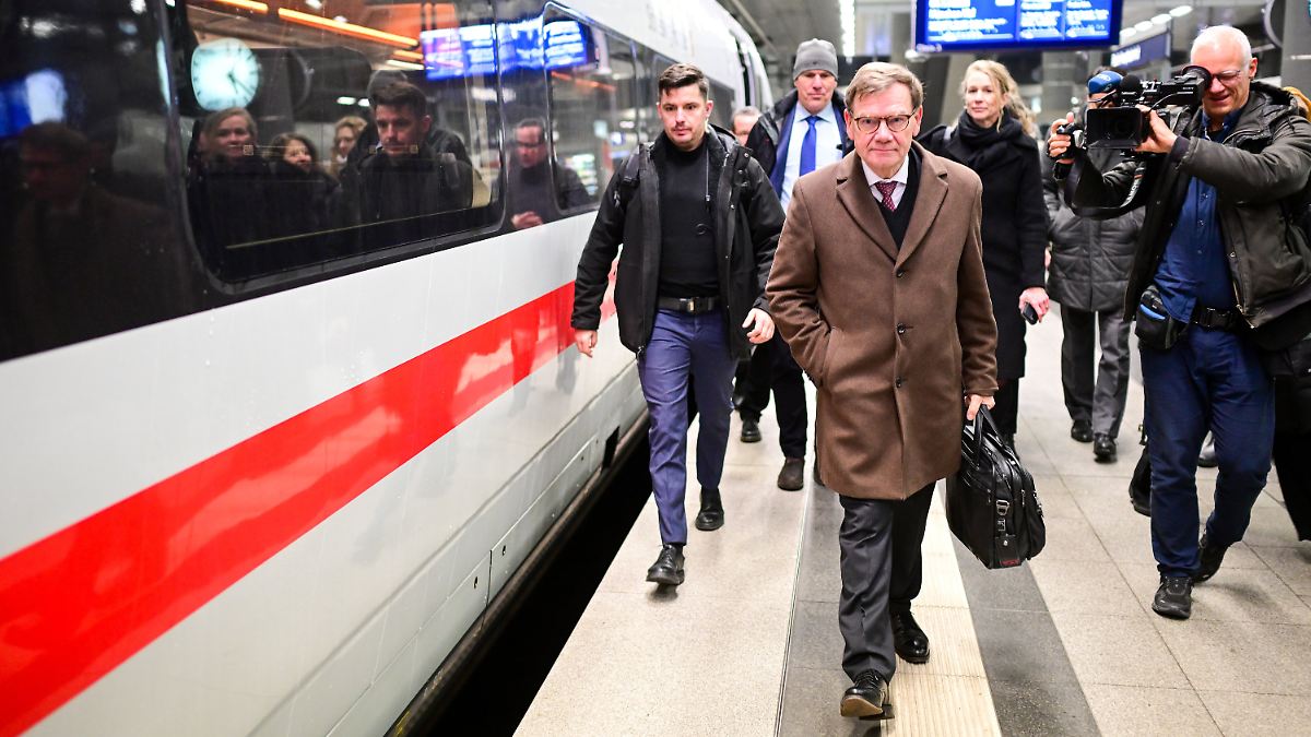 Flugzeug-kann-nicht-starten-Wadephul-muss-wegen-Blitzeises-auf-Zug-ausweichen