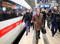 Flugzeug kann nicht starten: Wadephul muss wegen Blitzeises auf Zug ausweichen