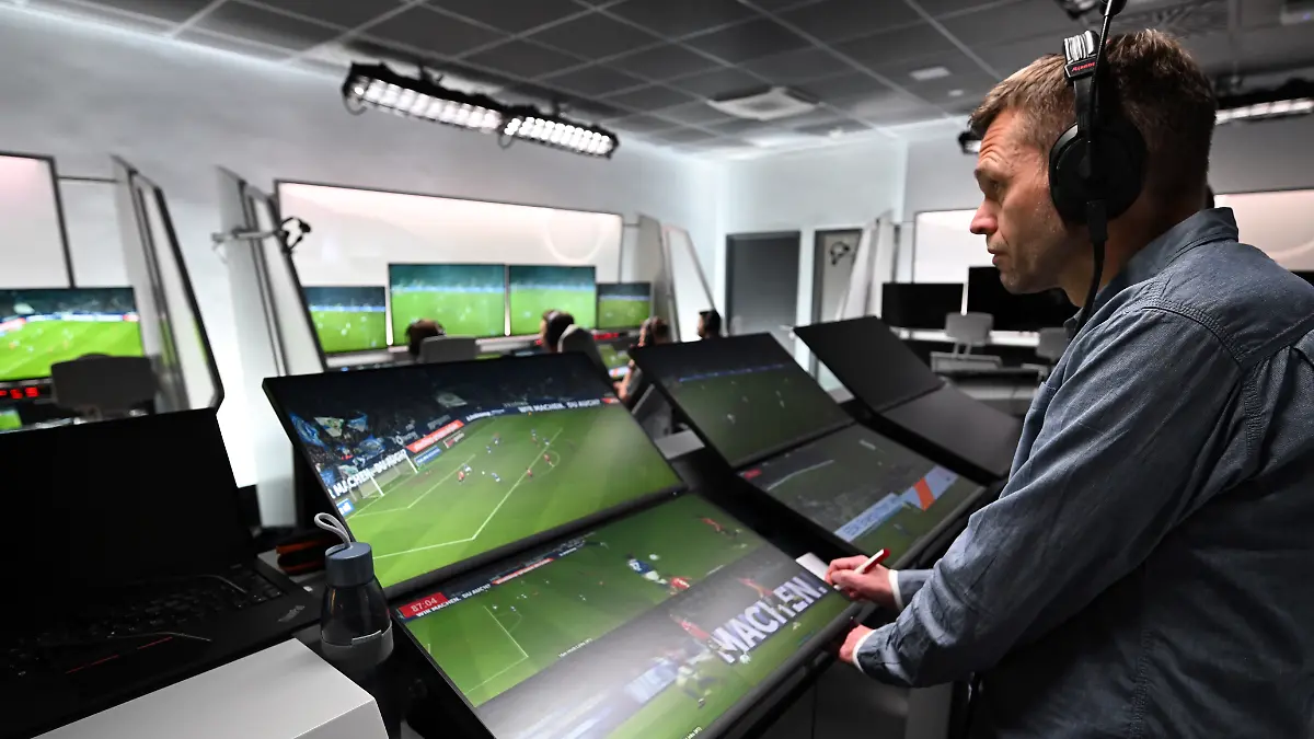 Jochen-Drees-Leiter-Innovation-und-Technologie-bei-der-DFB-Schiri-GmbH-steht-im-VAC-Als-Arbeitsplatz-fuer-Video-Assistenten-haben-sich-die-DFL-und-der-Deutsche-Fussball-Bund-DFB-von-Beginn-an-fuer-eine-zentrale-Einrichtung-im-Video-Assist-Center-VAC-in-Koeln-entschieden-Vom-VAC-aus-werden-seit-der-Saison-2017-18-bei-allen-Begegnungen-der-Bundesliga-die-Schiedsrichter-auf-dem-Platz-unterstuetzt-seit-der-Spielzeit-2019-20-auch-in-der-2-Bundesliga