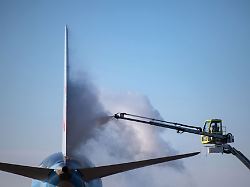Baden-Württemberg: Neuschnee - So ist die Situation am Flughafen Stuttgart