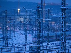 Eingefrorene Weichen: Fernzüge im Norden und Süden fallen aus