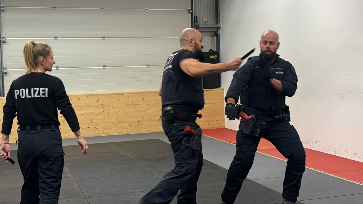 Training-unter-Echtbedingungen-So-wehrt-sich-die-Polizei-bei-Messerangriffen
